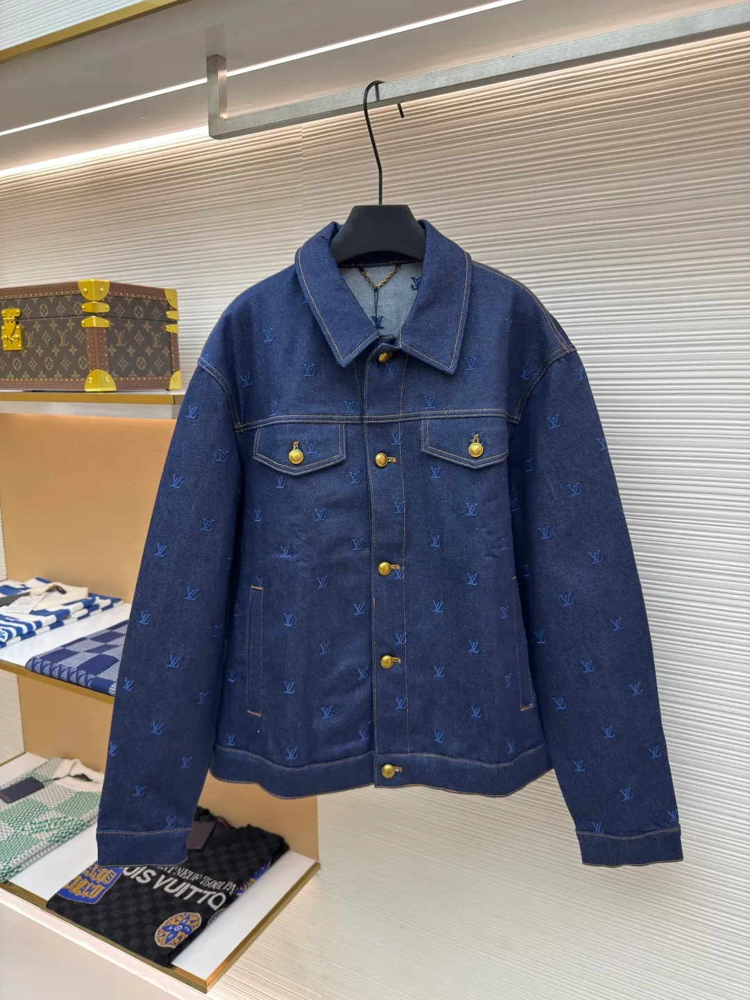 LOUIS VUITTON embroidered logo denim jacket ●Authentic product: purchased and developed by 26506 ●Item number: 1680016-B85 ●Fabric: denim fabric ●Technology: embroidery production ●Version: fitted version ●Weight: about 1290 grams ●Size: 46-48-50-52 ●Description: The fabric is made of 430g denim fabric, which feels breathable and comfortable after washing. Every detail is customized by YB, with matching patterns, custom hardware buttons, and leather tags that are highly restored, comparable to the original ones. It can be matched with the same style to create a fashionable look, and can be used in various occasions. Customized accessories, complete with three standards, same style for men and women!